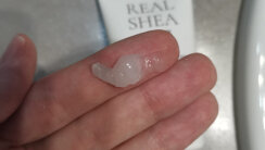 Rated Green Real Shea Gold Pressed Shea Butter Leave-in Treatment 150ml Термозахисний відновлюючий крем для волосся з маслом ши &mdash; Фото 7